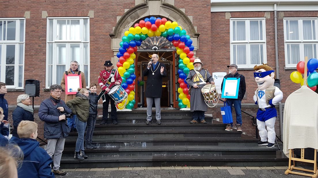 De opening van het Verbindingsfestival door burgemeester Loohuis  (Rechten: Tiffany Frasa/RTV Drenthe)