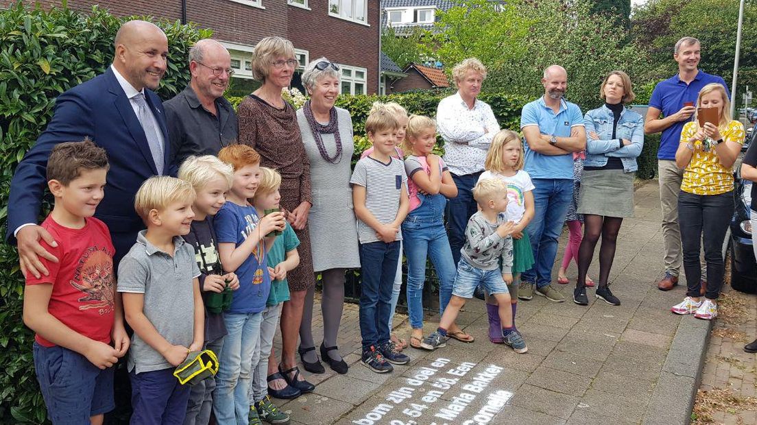 Bijna 75 jaar nadat een huizenrij aan de Karthuizerstraat vol werd getroffen door een verdwaalde Engelse bom, herinnert een zin op straat nu aan die gebeurtenis. De gemeente Arnhem koos in totaal vijf verhalen die zo ter plekke vertellen over onbekende gebeurtenissen tijdens de Slag om Arnhem.