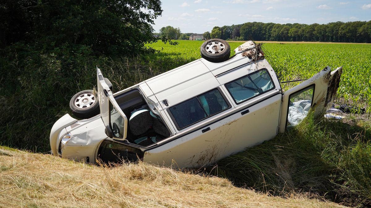 Camper vliegt over de kop op A28, rijstrook afgesloten - RTV Drenthe