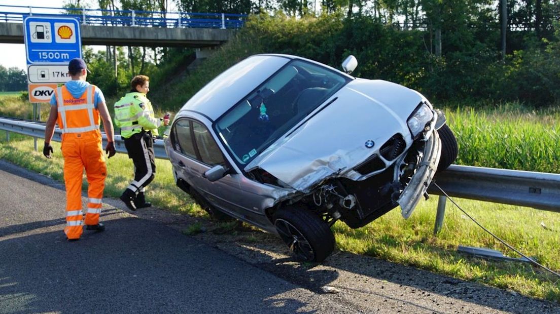 Auto belandt op vangrail na eenzijdig ongeval A28