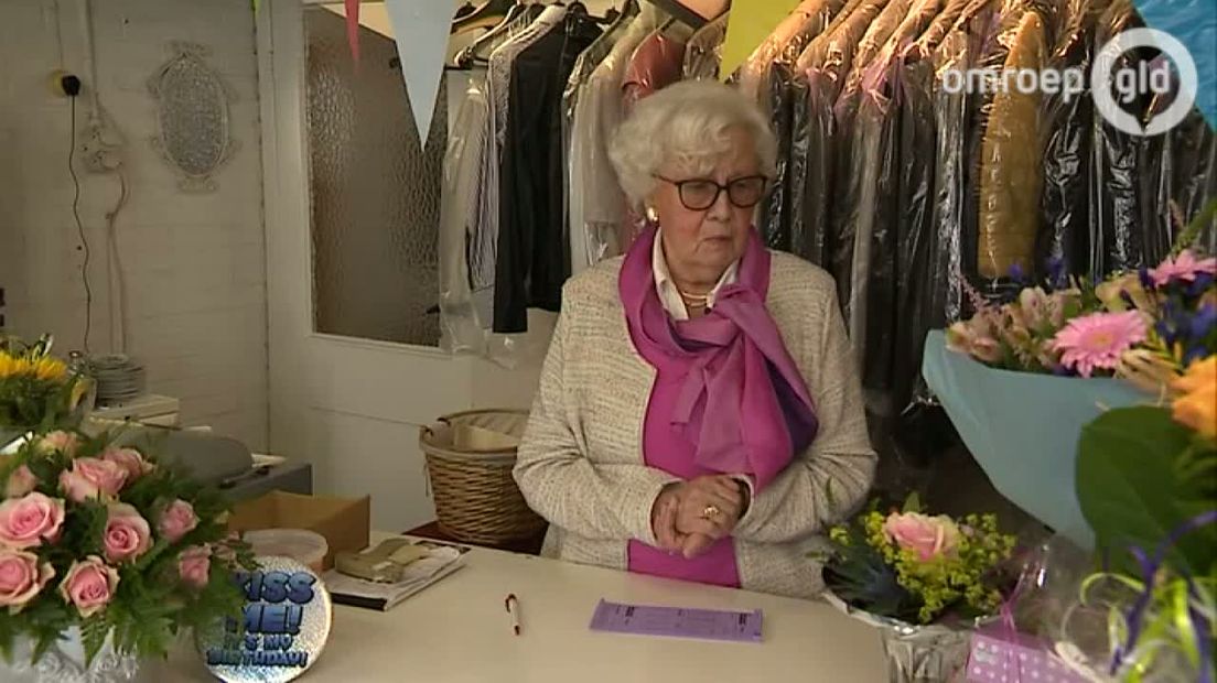 Ze is vandaag 90 jaar oud geworden, maar Minie Wiegman uit Brummen weet van geen opgeven. Nog elke dag staat ze vrolijk in haar stomerij aan de Ambachtstraat om haar trouwe klanten te helpen en een beetje te verwennen. 'Er gaan hier elke dag wel drie pakken koekjes doorheen.'