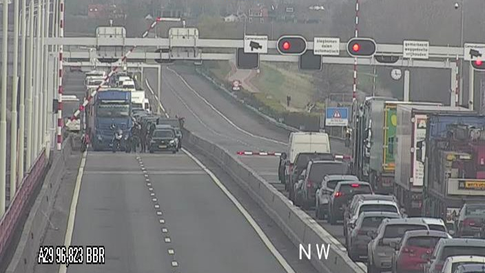 Door de kapotte slagboom zijn er rond de Haringvlietbrug flinke files ontstaan.