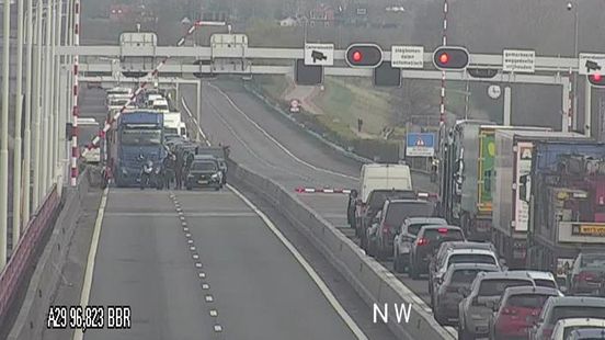 Lange files op snelweg door aangereden slagboom van Haringvlietbrug. Lange files op snelweg door aangereden slagboom van Haringvlietbrug.