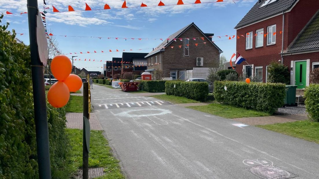 Langs de Erven in Meerstad is oranje versierd