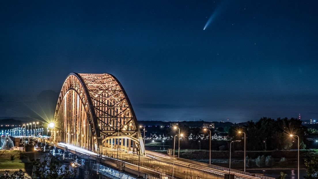 Komeet Neowise te zien in de buurt van de Waalbrug in Nijmegen.