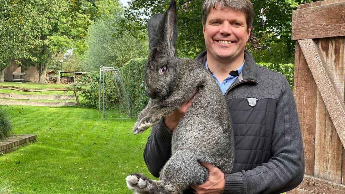 Bram Kuiper met zijn prijswinnende konijn