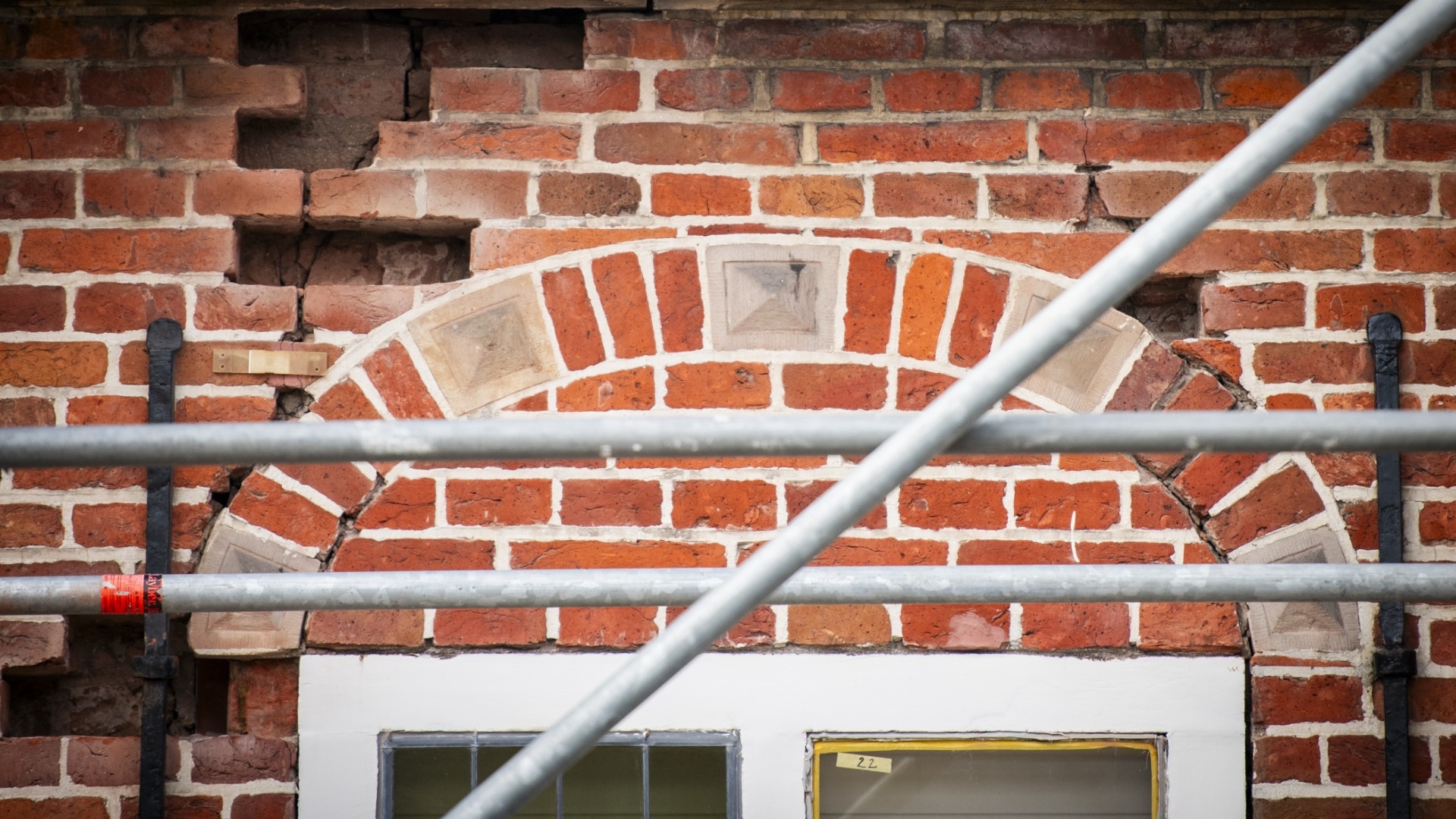 Aardbevingsschade bij een woning