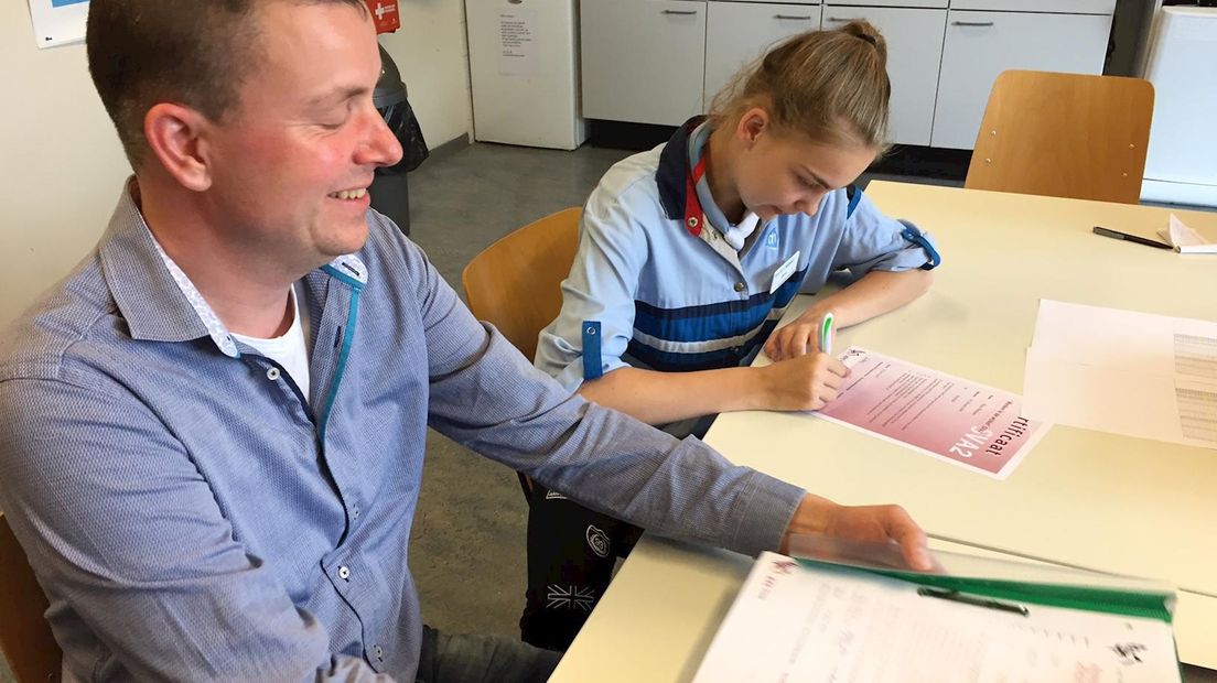 Alicia zet haar handtekening onder het arbeidscontract