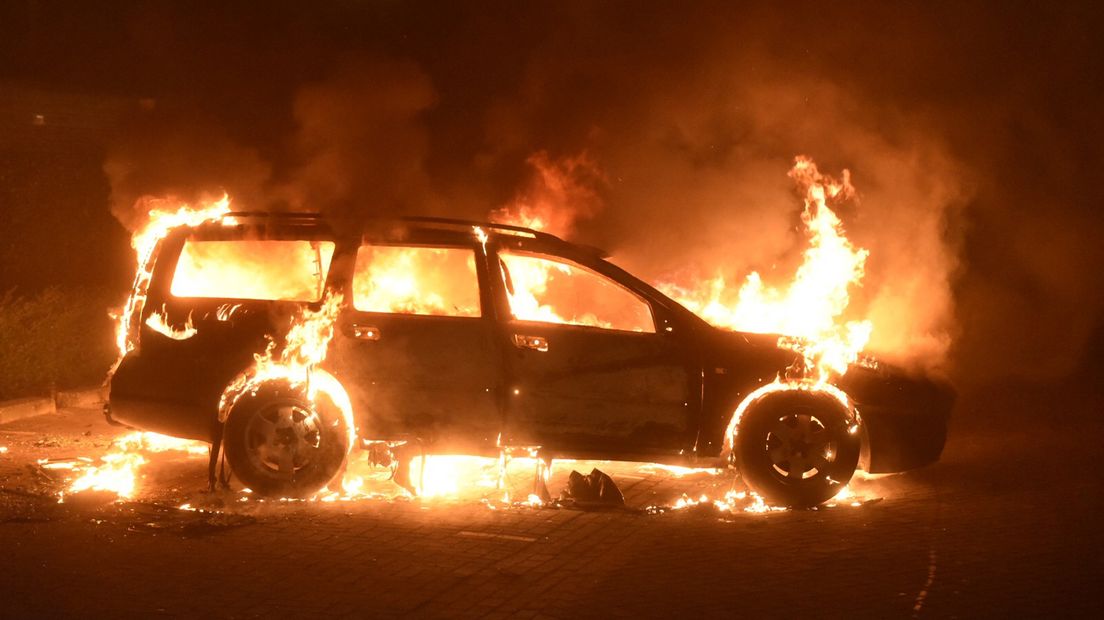 Een geparkeerde Volvo op de Terrastuinplaats in Vleuten brandde volledig uit.