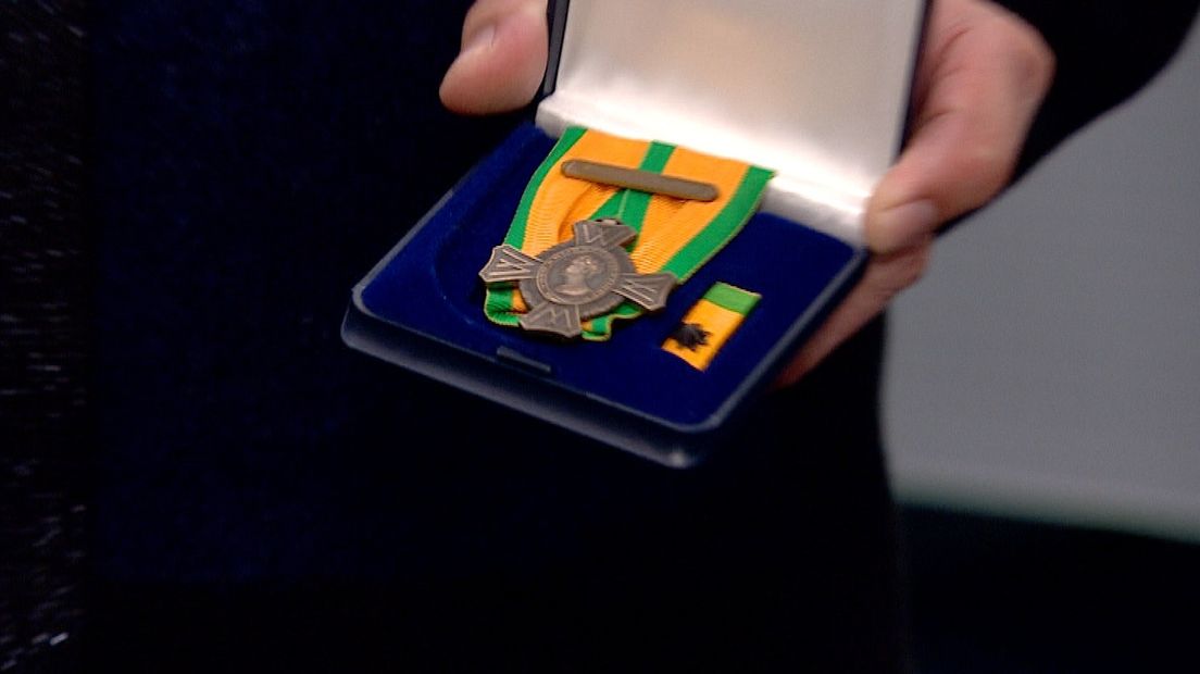 Postume onderscheiding voor soldaat Leendert Bakker