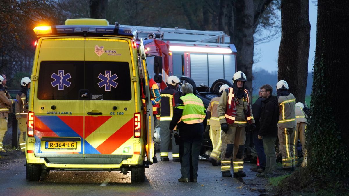 Auto op z'n dak na botsing met trekker in Hooghalen