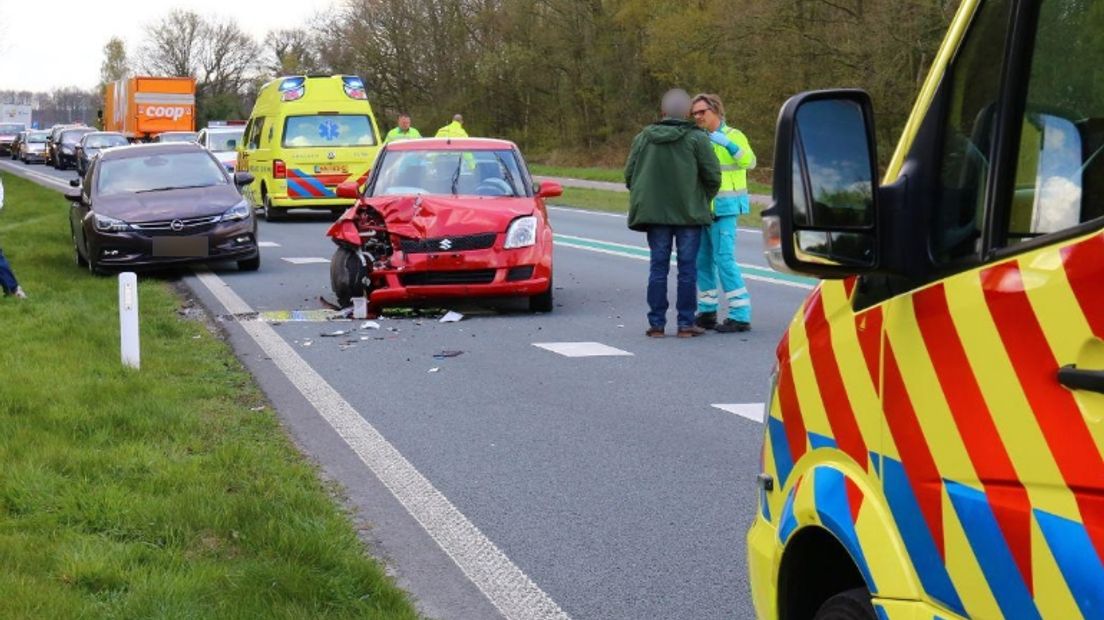 Het ongeluk gebeurde bij het verkeersplein in Gieten (Rechten: Van Oost Media)