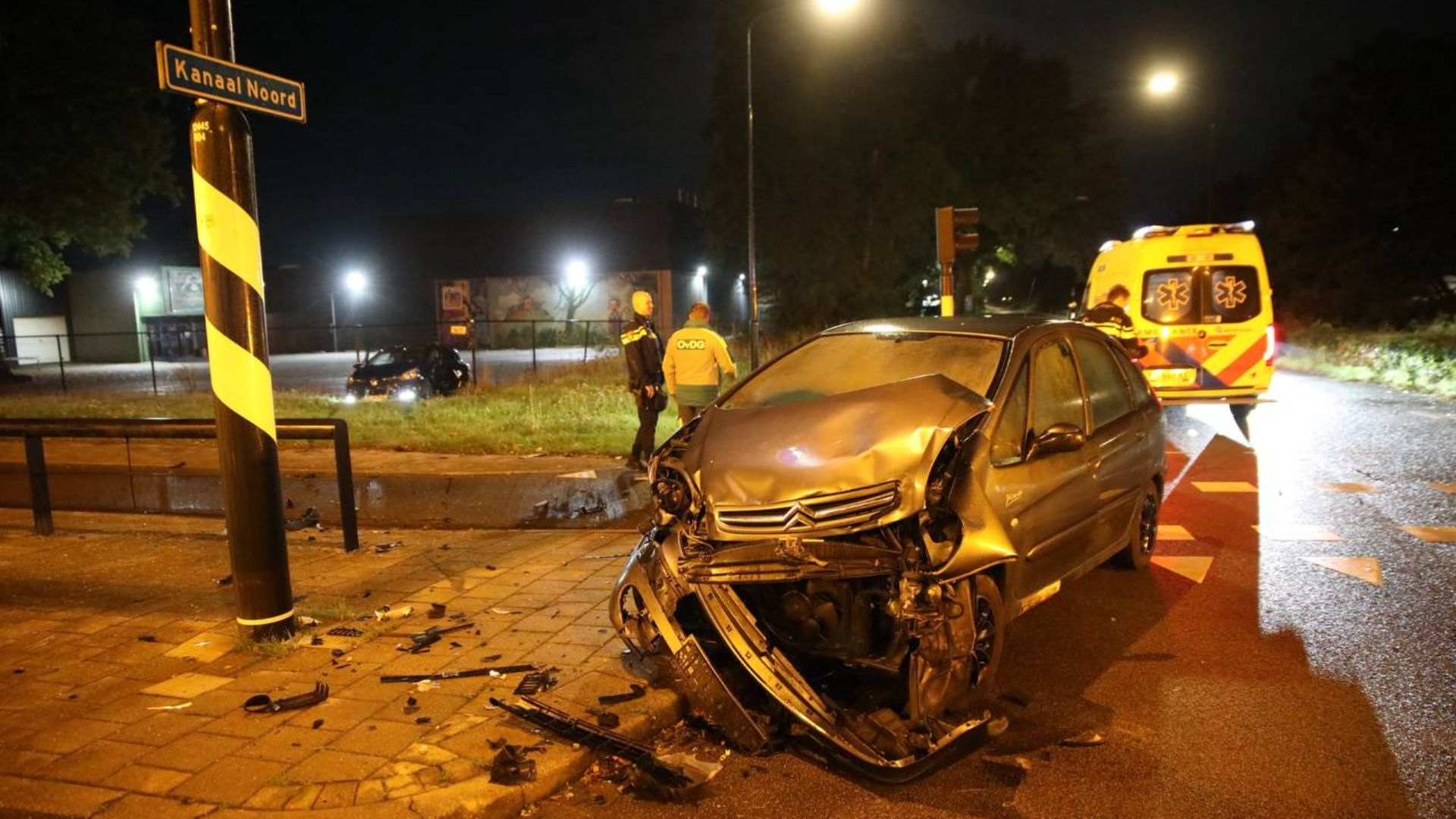 Gewonden bij frontale botsing: auto ramt hekwerk.