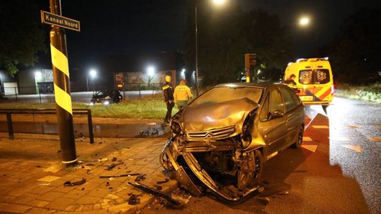 Gewonden bij frontale botsing: auto ramt hekwerk. Gewonden bij frontale botsing: auto ramt hekwerk.