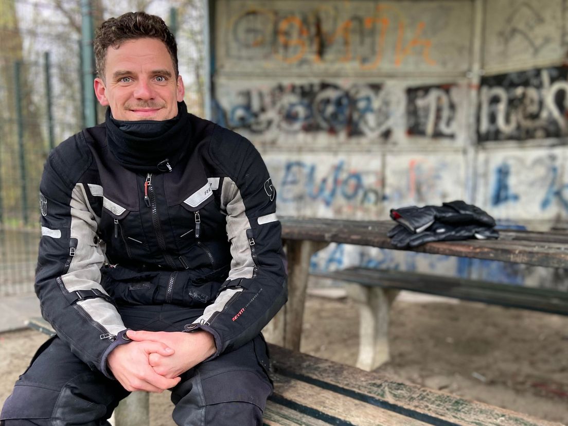 Jongerencoach Gerwin Rikkers bij de hangplek aan de rand van Stellendam