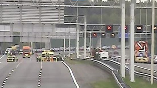 Man op motor met zijspan overleden door ongeluk op A2. Man op motor met zijspan overleden door ongeluk op A2.