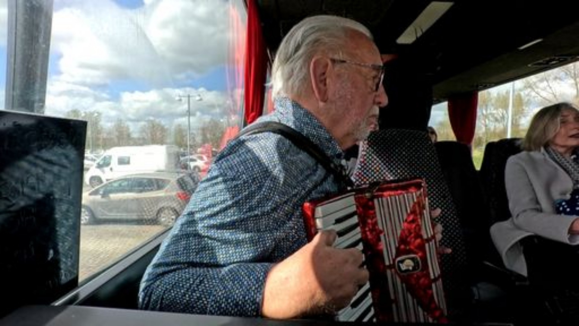 Gronings ouderenkoor zingt Ede Staal in Kampen voor gezin in kerkasiel