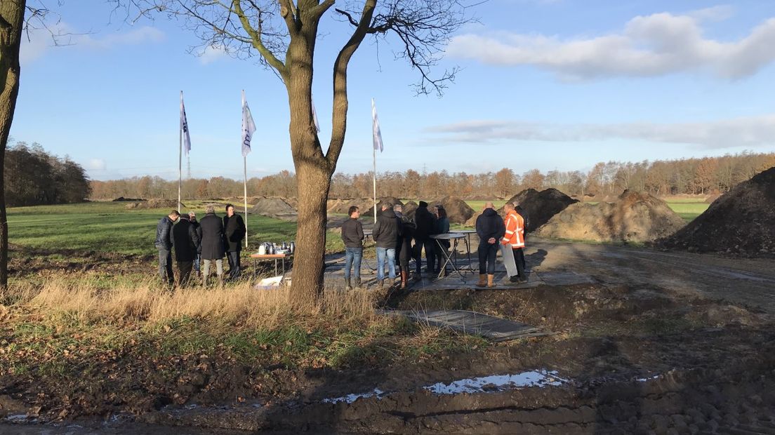 Toekomstige bewoners van Lievingerveld vieren de start van de bouw (Rechten: RTV Drenthe/Jeroen Willems)