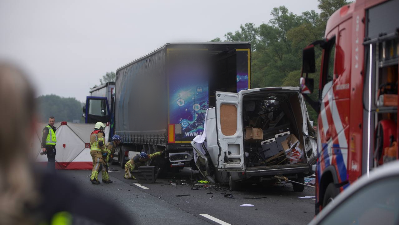 Dode bij ongeluk op A1 bij De Lutte, gewonde bij botsing bij Raalte.