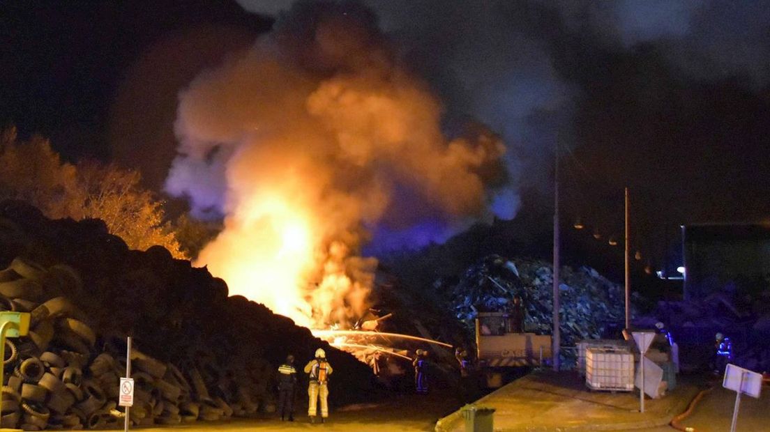 Er komt veel rook vrij bij de brand in de afvalberg in Meppel