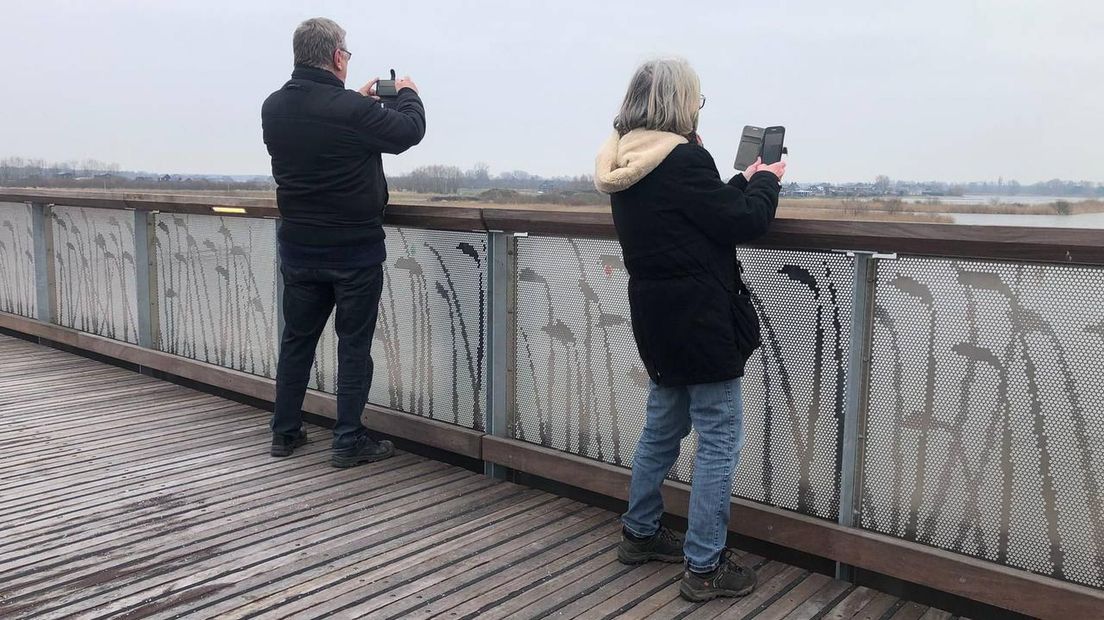 Een echtpaar bewondert het uitzicht vanaf de brug