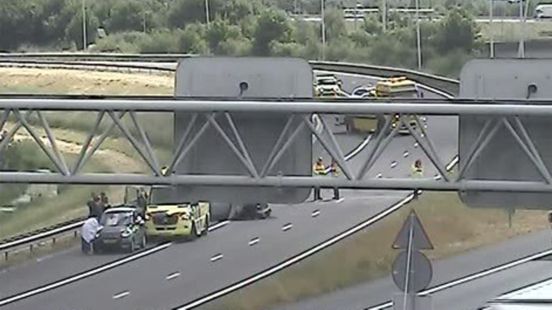 Ongeluk na mogelijke straatrace op snelweg, verbindingsweg A2 naar A12 urenlang dicht. Ongeluk na mogelijke straatrace op snelweg, verbindingsweg A2 naar A12 urenlang dicht.