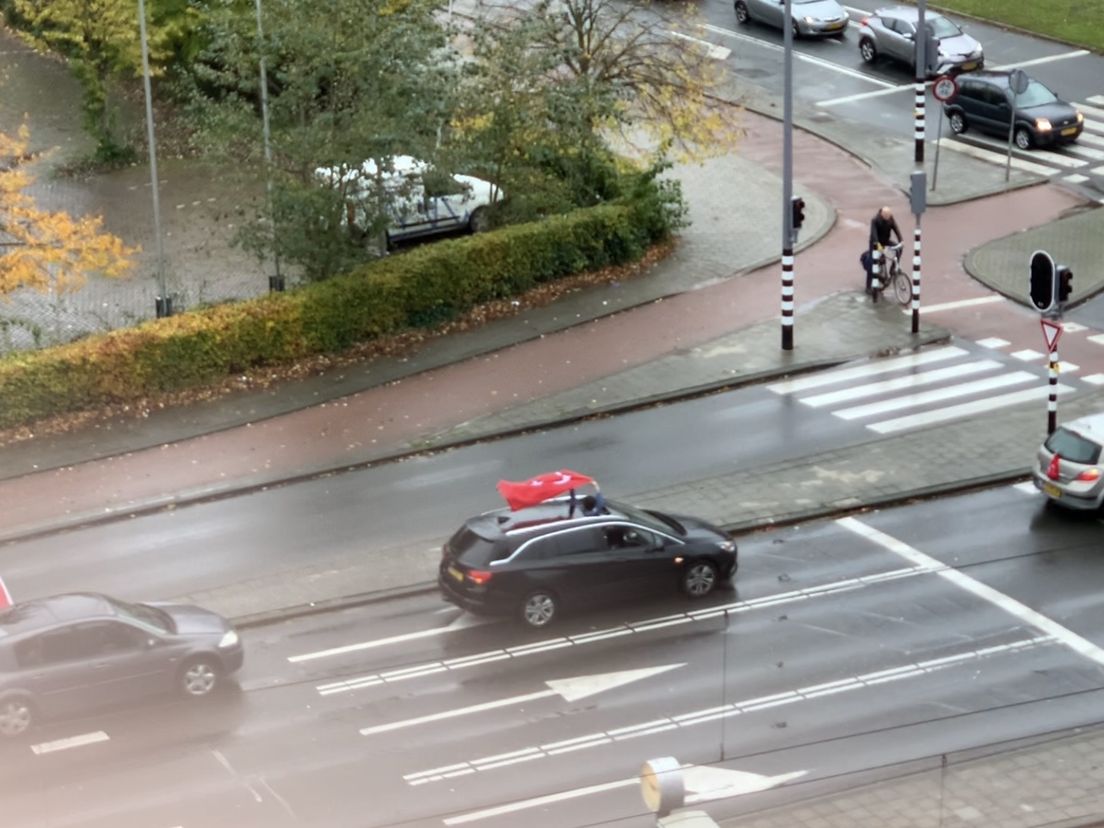 Tien bestuurders van auto’s in een trouwstoet in Rotterdam zijn zondag door de politie op de bon geslingerd
