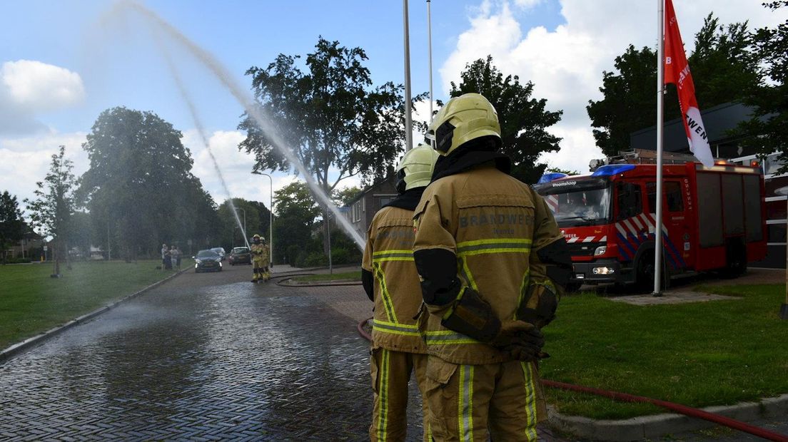 Brandweermannen in Vroomshoop herdenken omgekomen collega's
