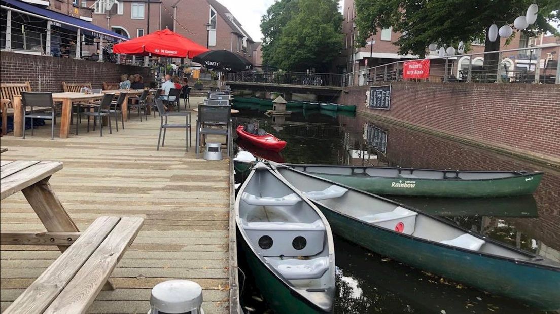 Kano-kroegentocht door binnenstad van Almelo