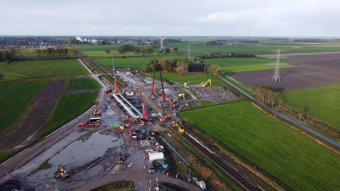 Werk aan het spoor bij Bedum met boven in beeld de kaasfabriek