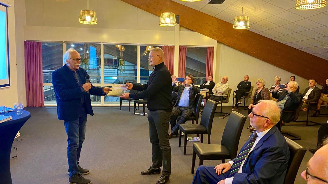 Het boek werd tijdens de presentatie aangeboden aan Marcel Scheringa, wethouder van Steenwijkerland