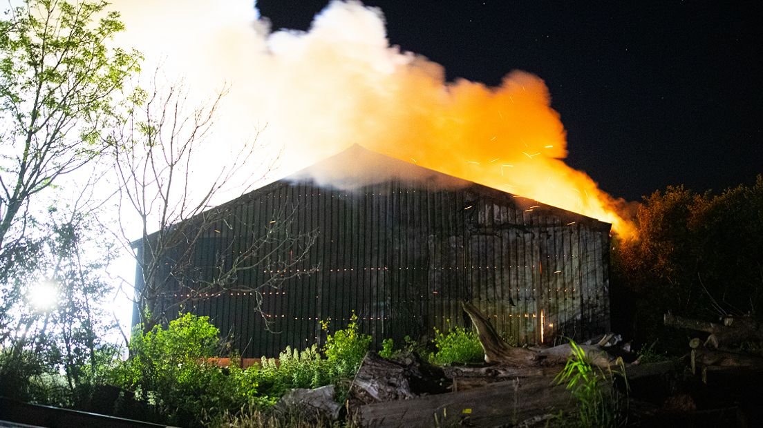 De hooischuur staat in brand.