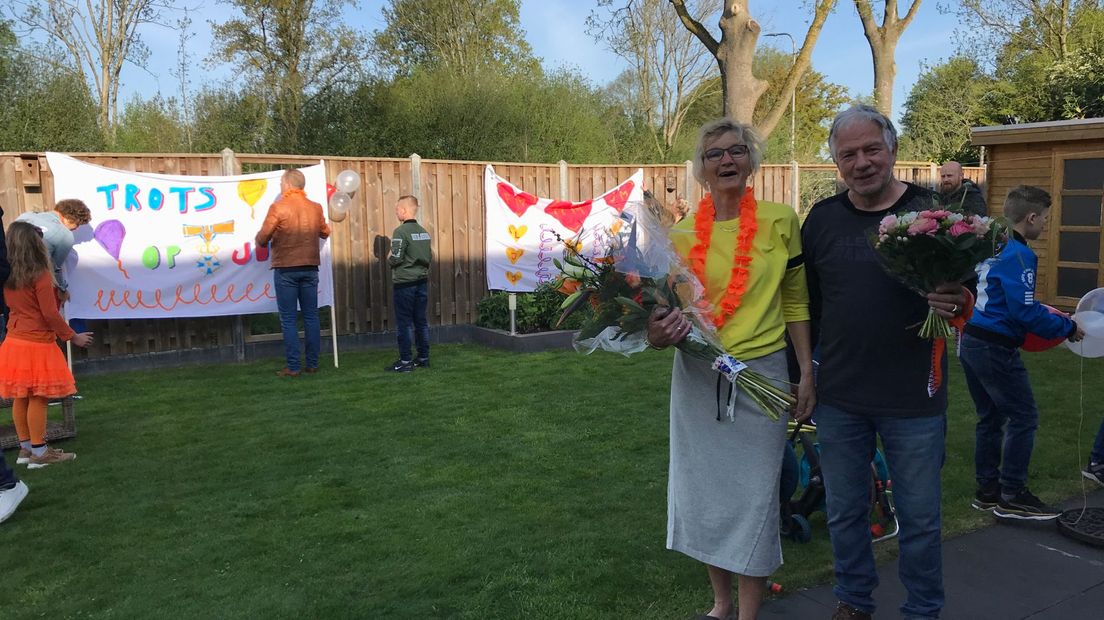 Maria en Henk Lunenborg in Hoogeveen kregen vandaag een bos bloemen, hun echte lintje volgt later (Rechten: RTV Drenthe/Serge Vinkenvleugel)