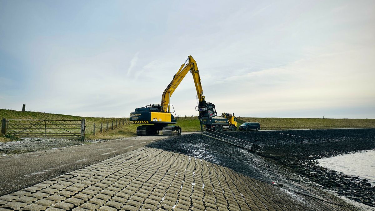 Waterschap druk met stofzuigen van piepschuim op dijk bij Zierikzee