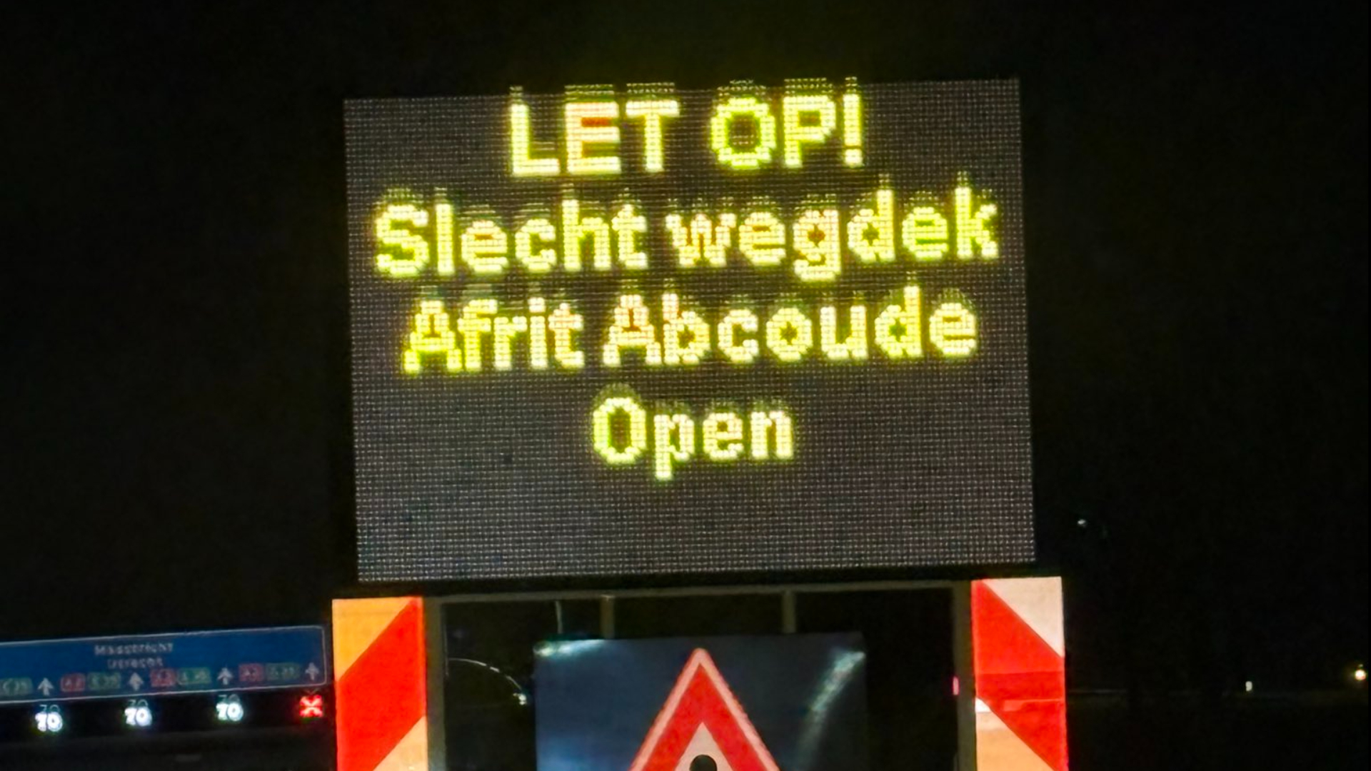 Schade aan asfalt op A2 bij Abcoude, twee rijstroken dicht