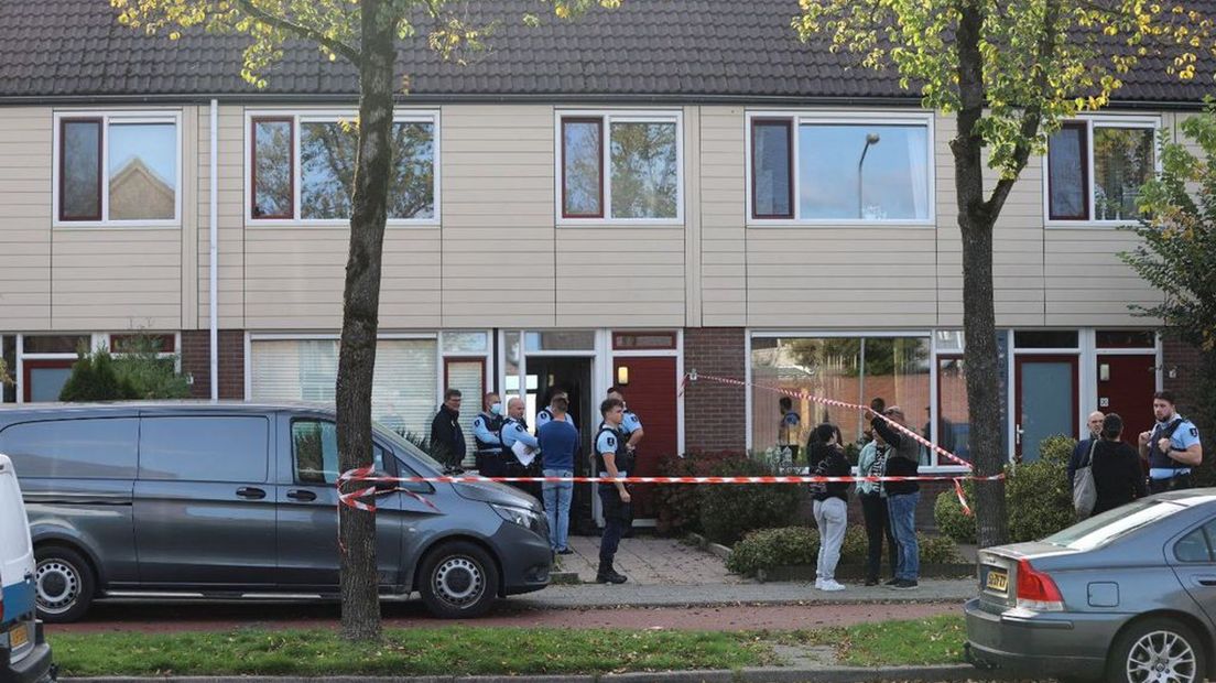 Marechaussees bij de woning in de Churchillstraat in Barneveld.