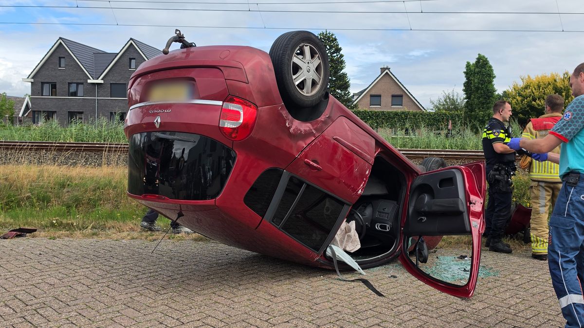 112 Nieuws: Auto slaat over de kop in Staphorst