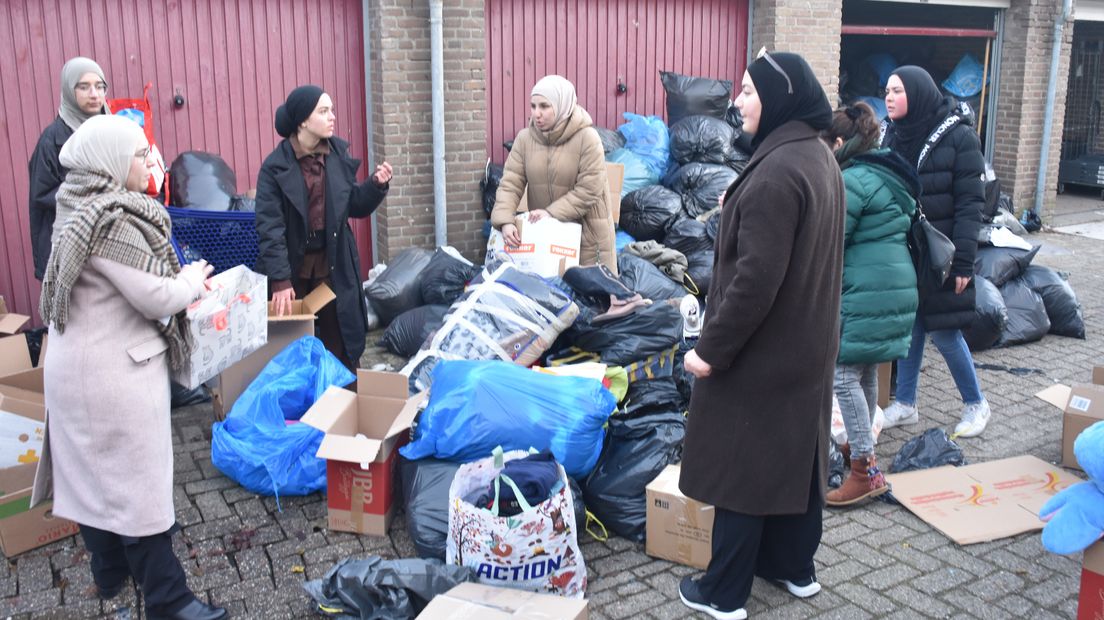 Een inzameling van spullen bij de Güney Market in Liendert.