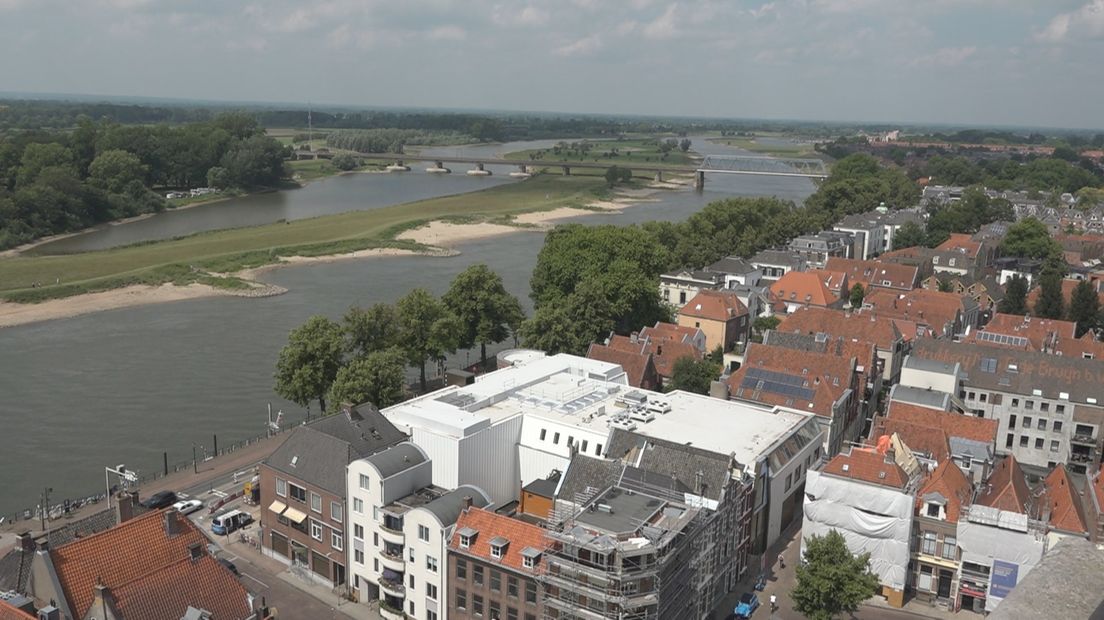 De IJssel bij Deventer stroomt richting Zwolle, een natuurlijke verbinding