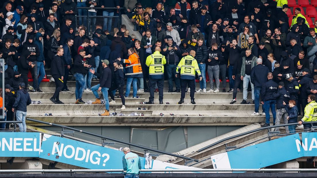 De tribune van het Goffertstadion met hossende Vitesse-supporters bezwijkt tijdens NEC - Vitesse