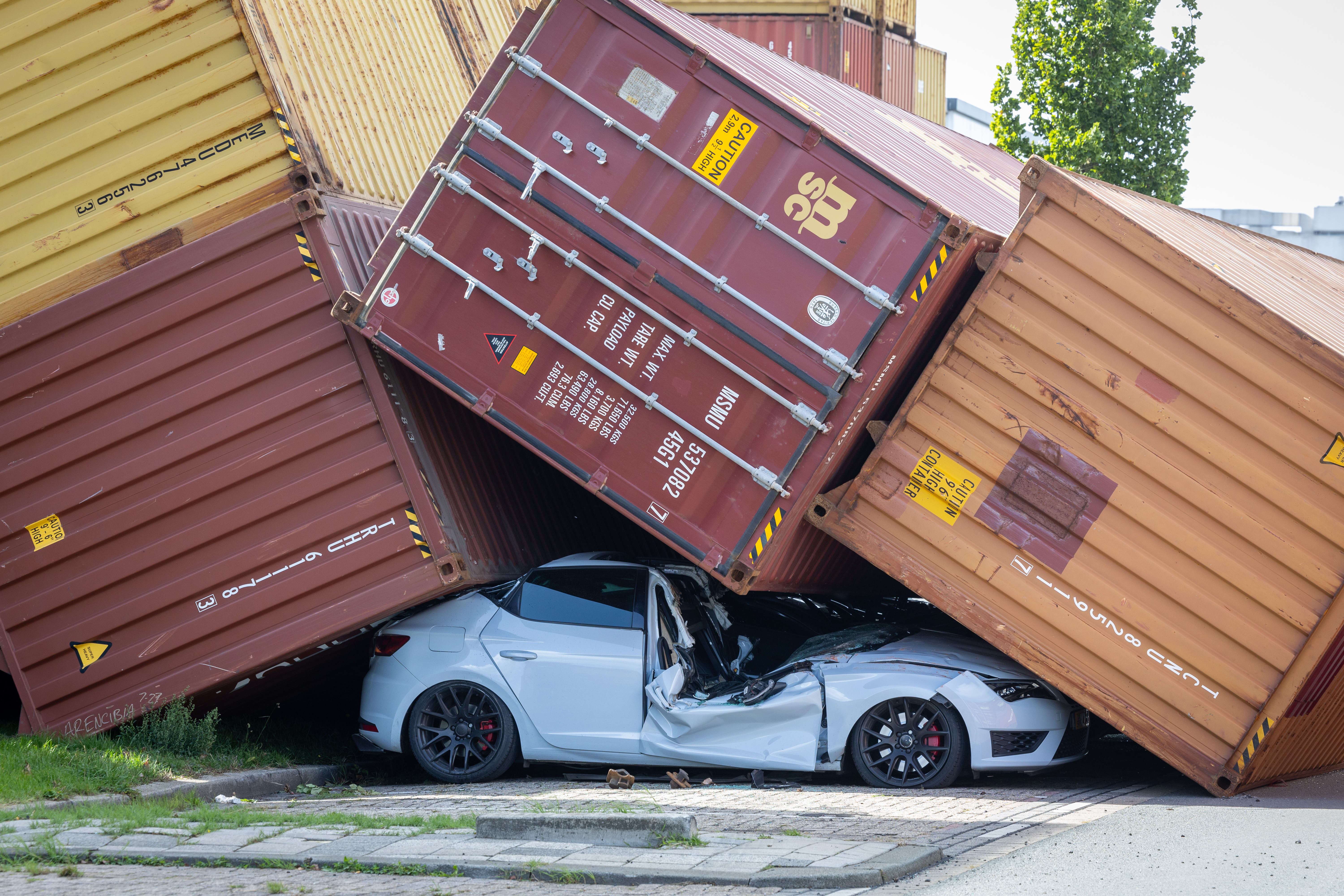 Van meerdere auto's is weinig meer over.