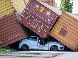 Van meerdere auto's is weinig meer over.