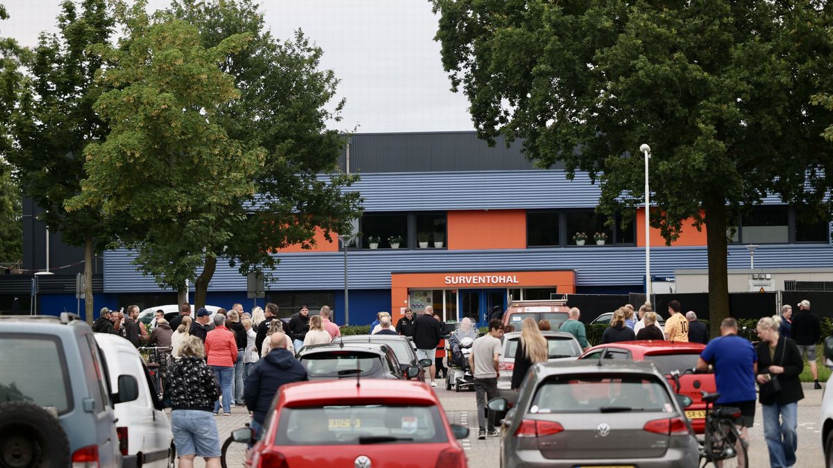 Actie bij nachtnoodopvang in Surhuisterveen: enkele honderden mensen stonden bij de Surventohal