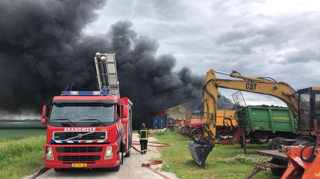 Brandweer is aanwezig aan de Ommelanderweg in Nieuwe Pekela