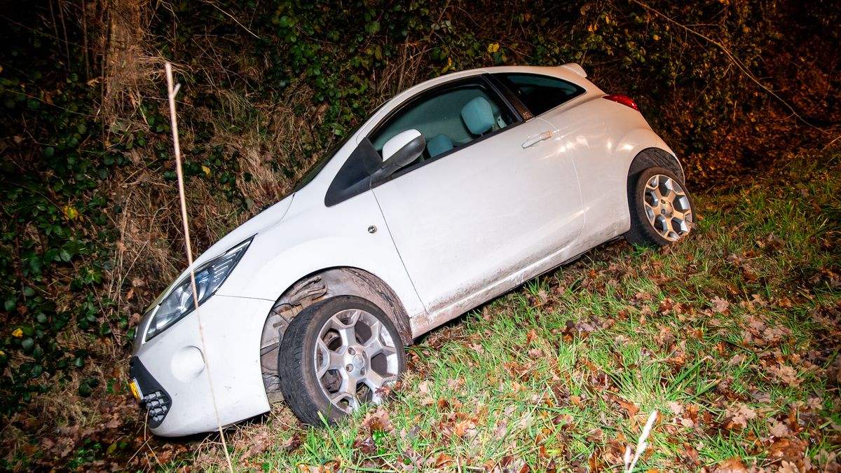 Auto in sloot bij Zandhuizen, bestuurster laat briefje achter | Auto tegen boom Bakkeveen