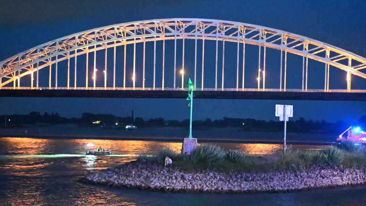 Grote zoekactie naar persoon te water in de Waal