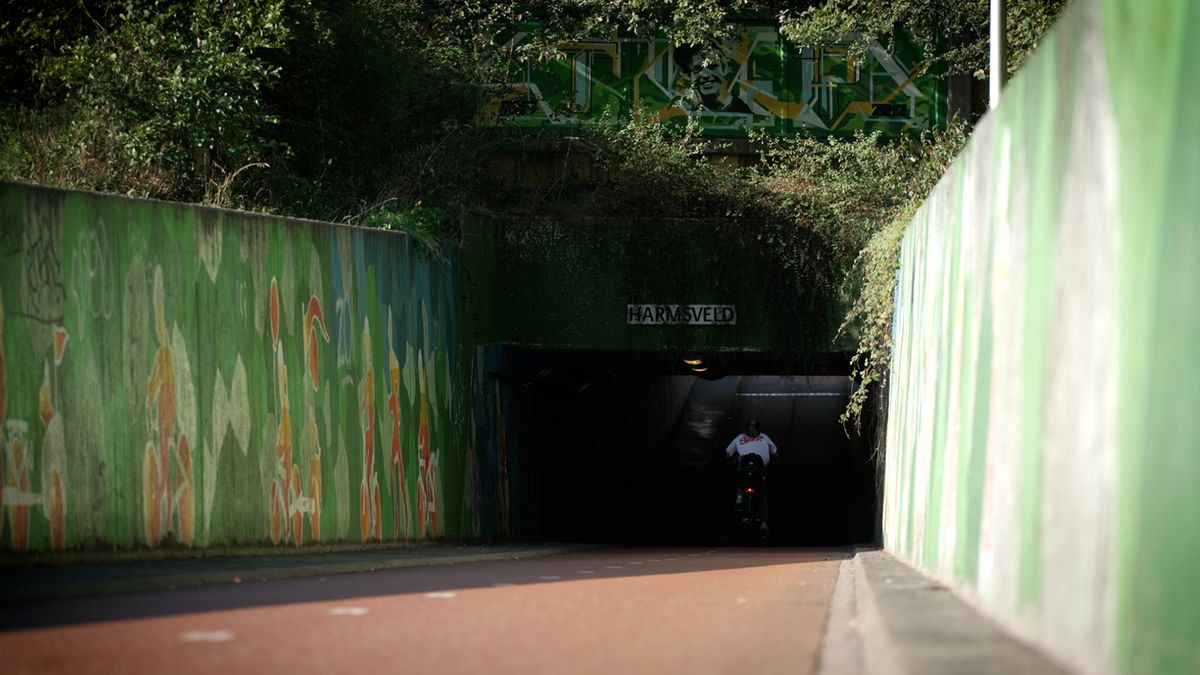 Politie zoekt fatbiker die vlak voor botsing fietstunnel Hengelo in rijdt
