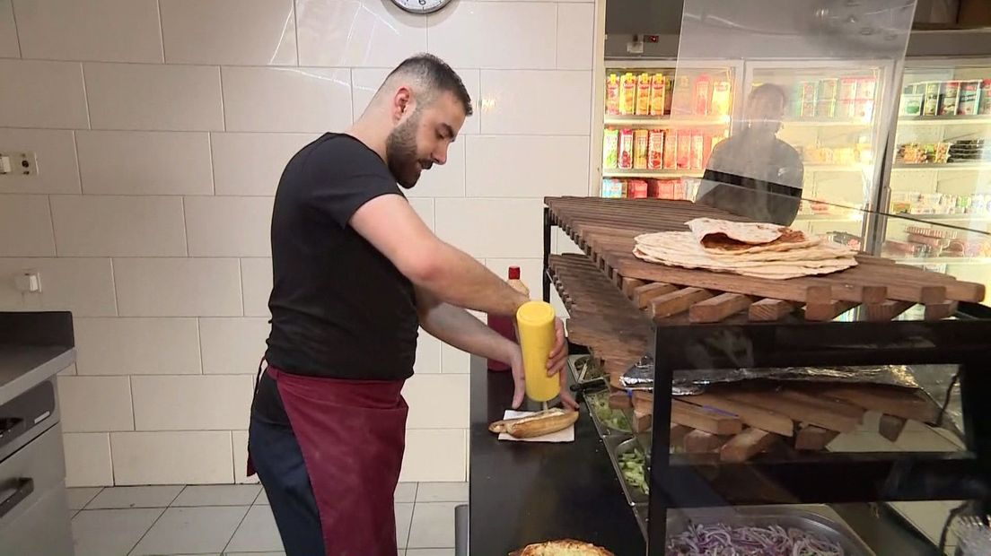 Bakker Mushab is al vanaf maandagochtend vroeg aan het werk in de bakkerij