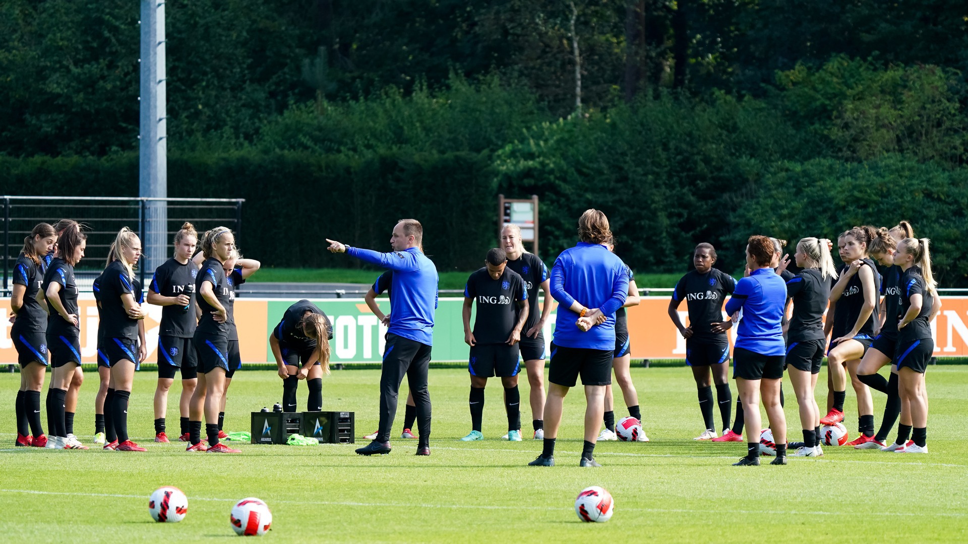 De training onder leiding van bondscoach Mark Parsons