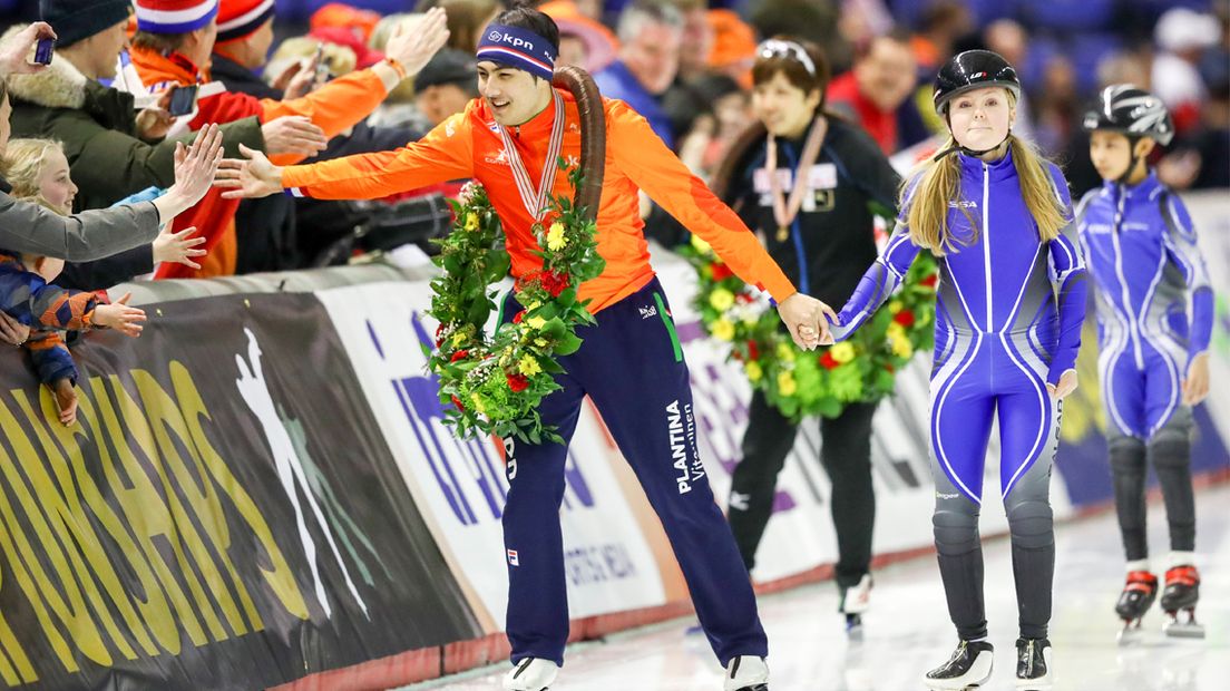 Kai Verbij bedankt het publiek tijdens een ereronde op het WK Sprint.